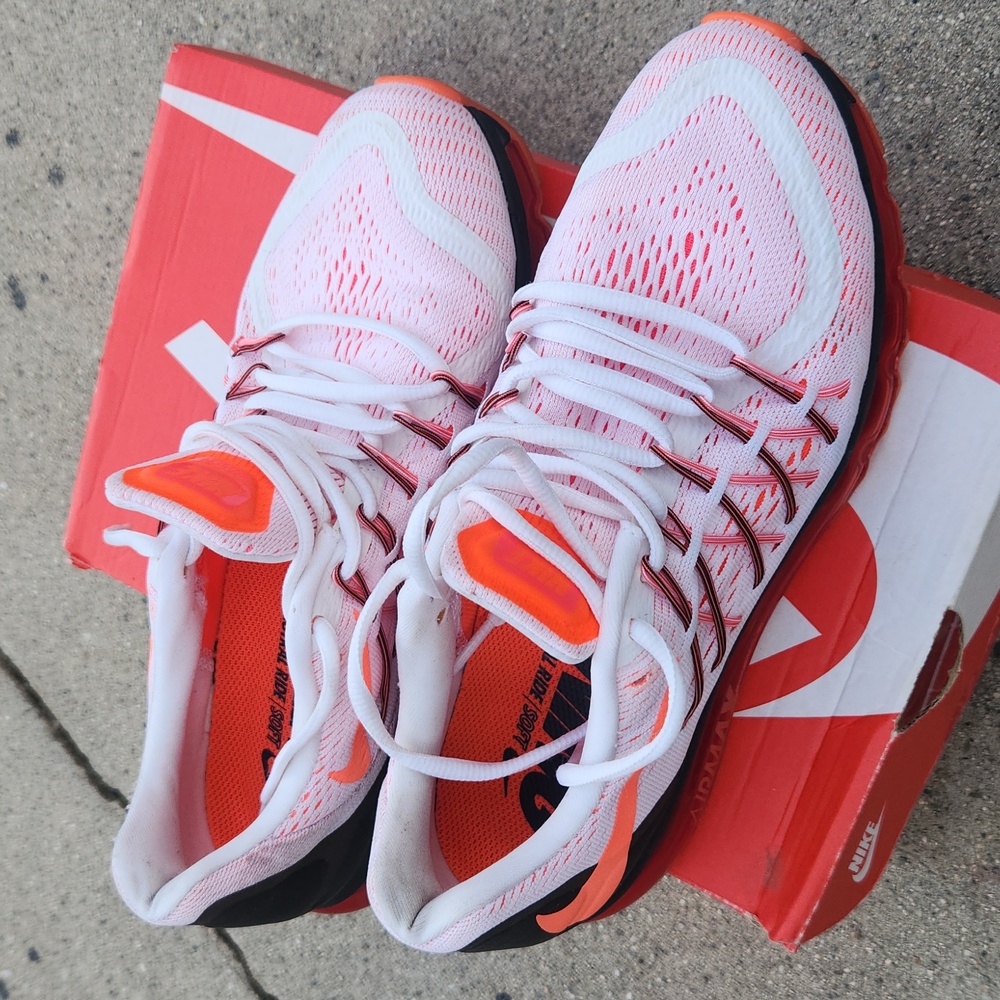 Nike White and Orange Athletic Shoes with Modern Design - Picture 3 of 3